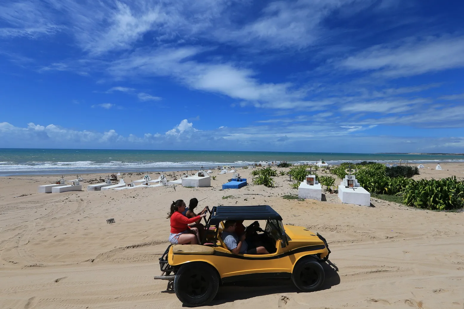 Cemitério fica no caminho de passeios de buggy, famosos na região turística