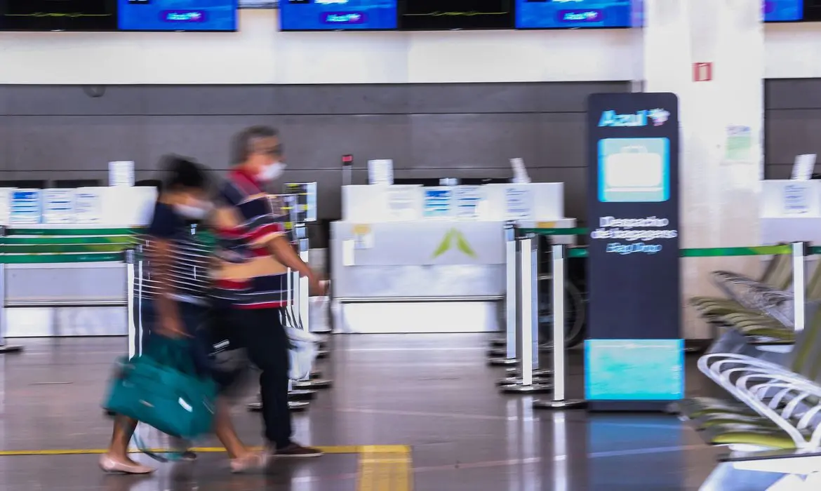 Passageiros transitam em aeroporto brasileiro usando máscara de proteção contra a Covid-19