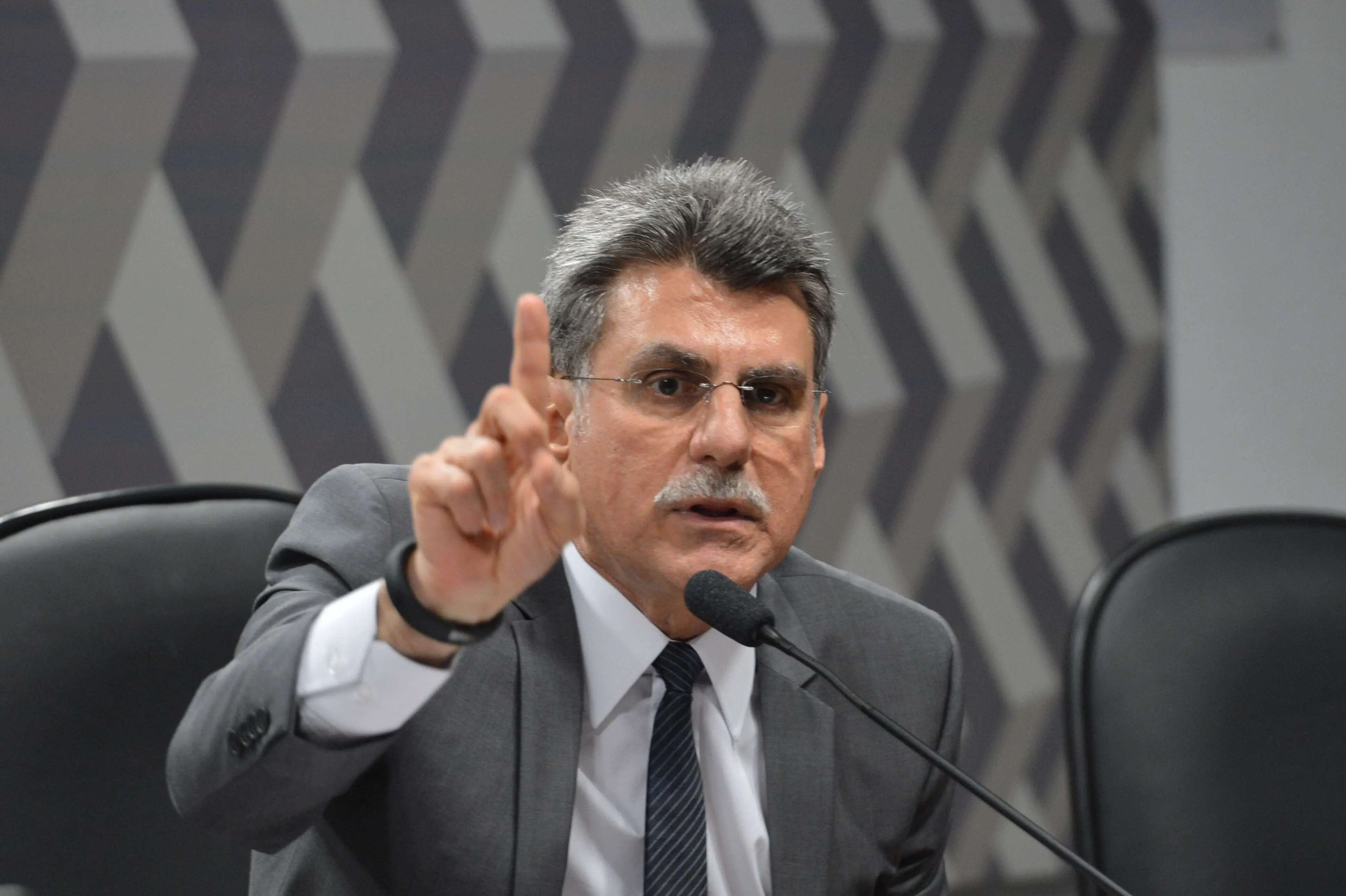 Imagem da notícia: Ex-senador Romero Jucá é alvo de operação da PF contra supostas fraudes milionárias em convênios 