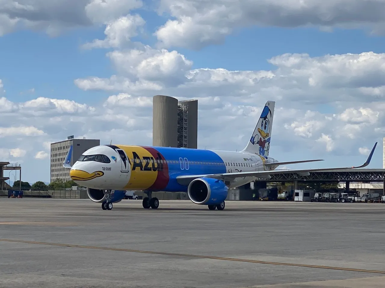 Pintura o Pato Donald em avião da Azul