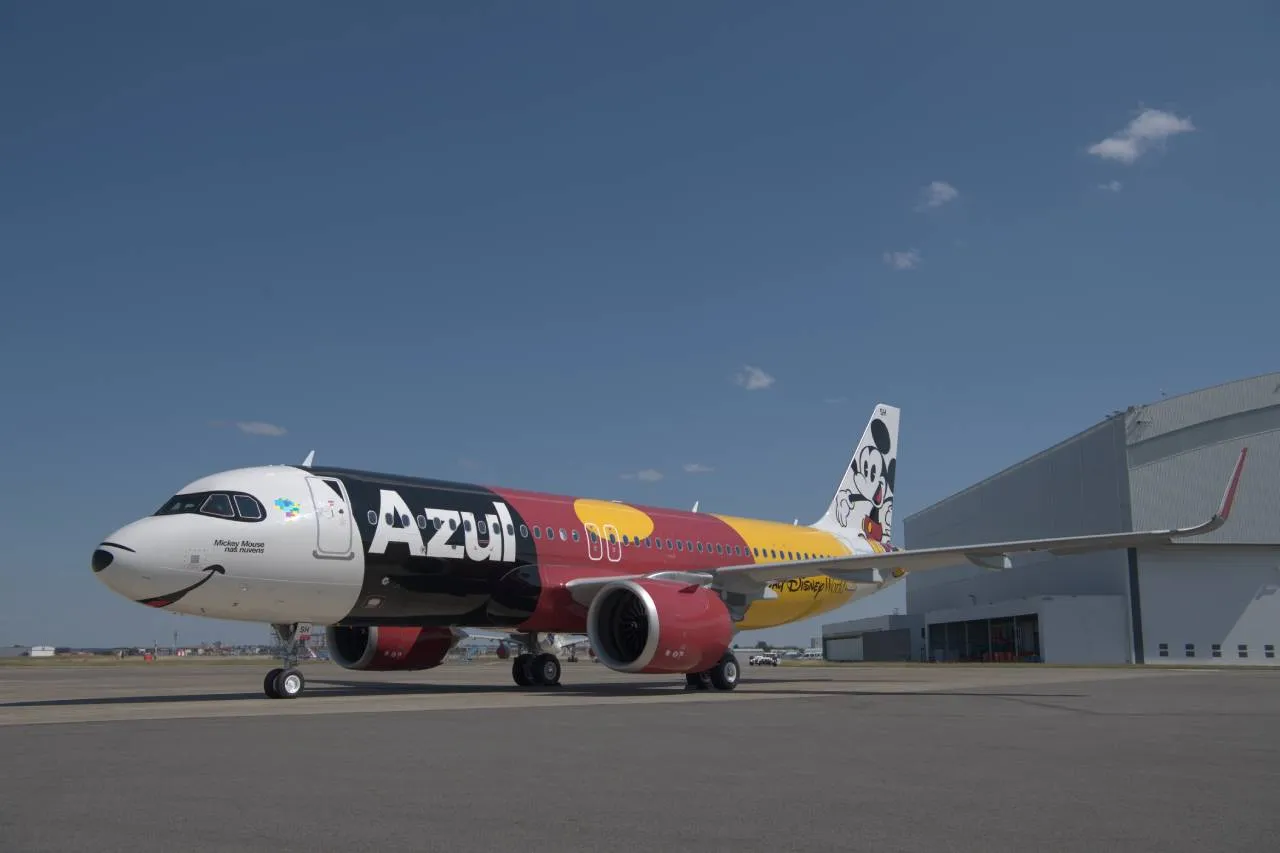 Avião da Azul com pintura do Mickey