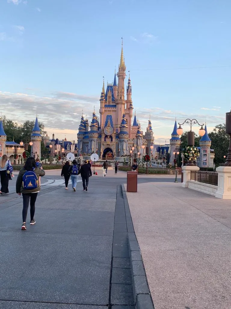 Castelo Cinderela fazendo menção (centro) aos 50 anos dos Parques Disney na Flórida-EUA