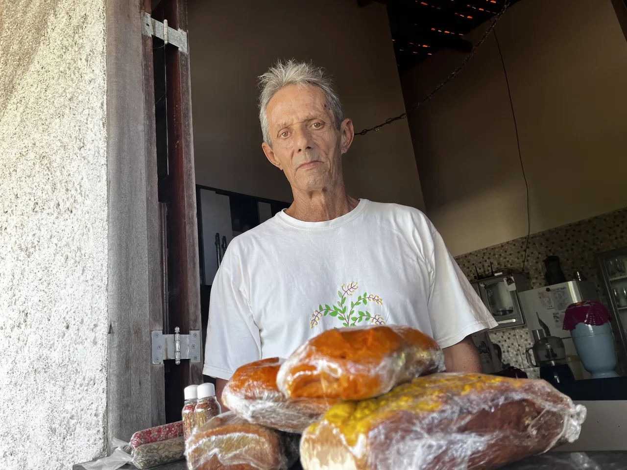 Seu Roberto nasceu no Rio de Janeiro e foi ganhando o mundo, trabalhando por vários Estados como cozinheiro e ajudando em territórios tradicionais, até parar no Ceará