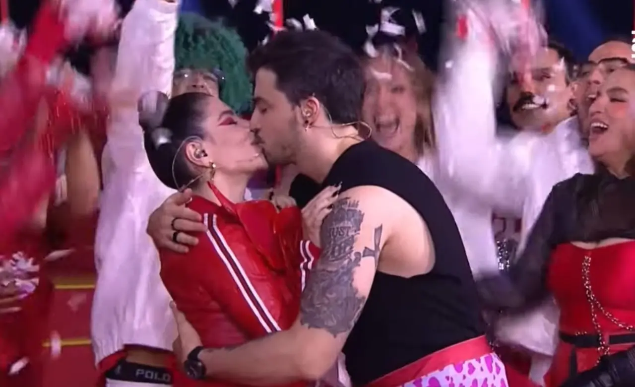 Imagem da notícia: Felipe Neto e Gkay se beijam em live e chamam atenção de redes sociais 