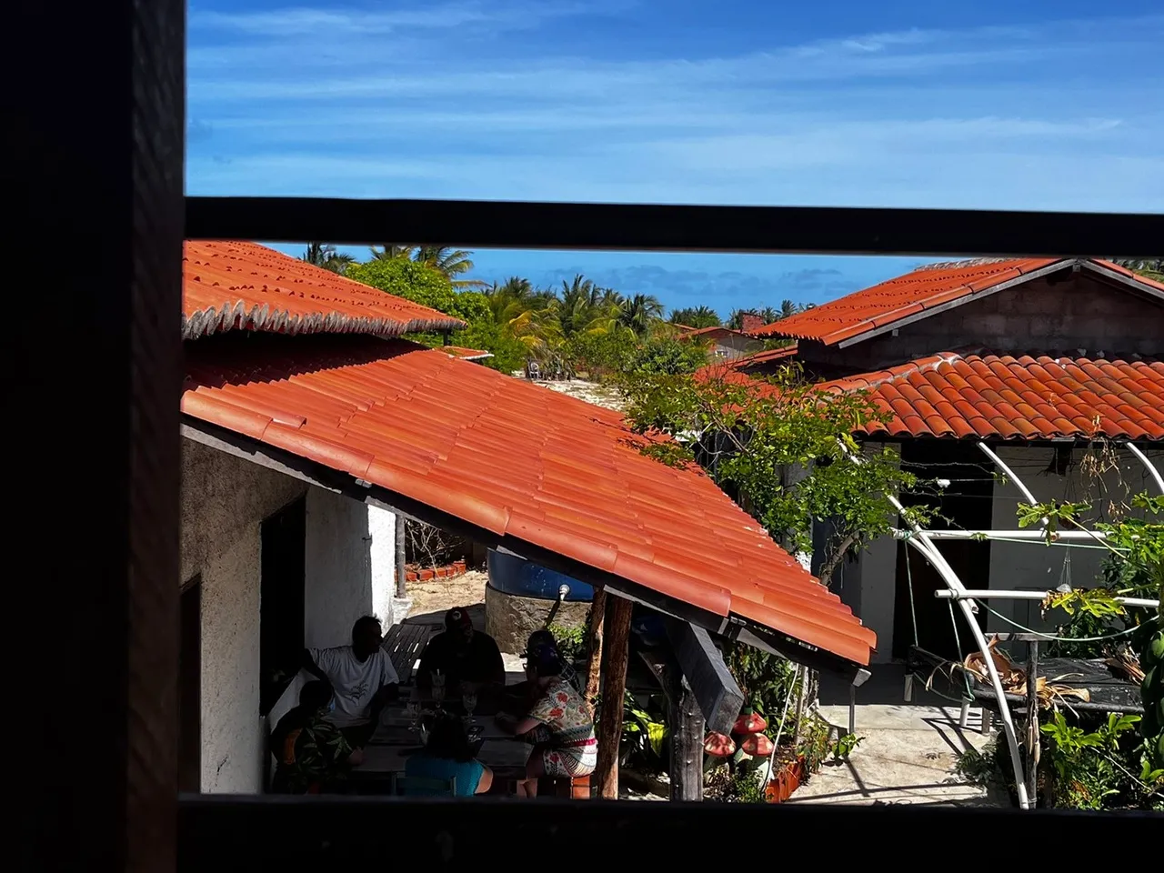 O Condado é como um paraíso sustentável que nasceu há sete anos num pequeno terreno perto do mar e entre dunas e areia frouxa, dentro de uma reserva ambiental instituída em 2009, mas que desde sempre luta para existir
