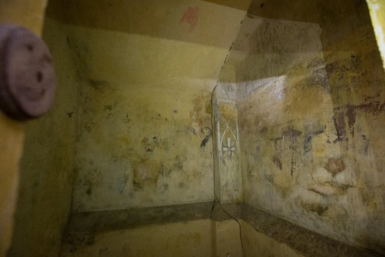 Uma das paredes foi danificada e recebeu pintura de cal amarela