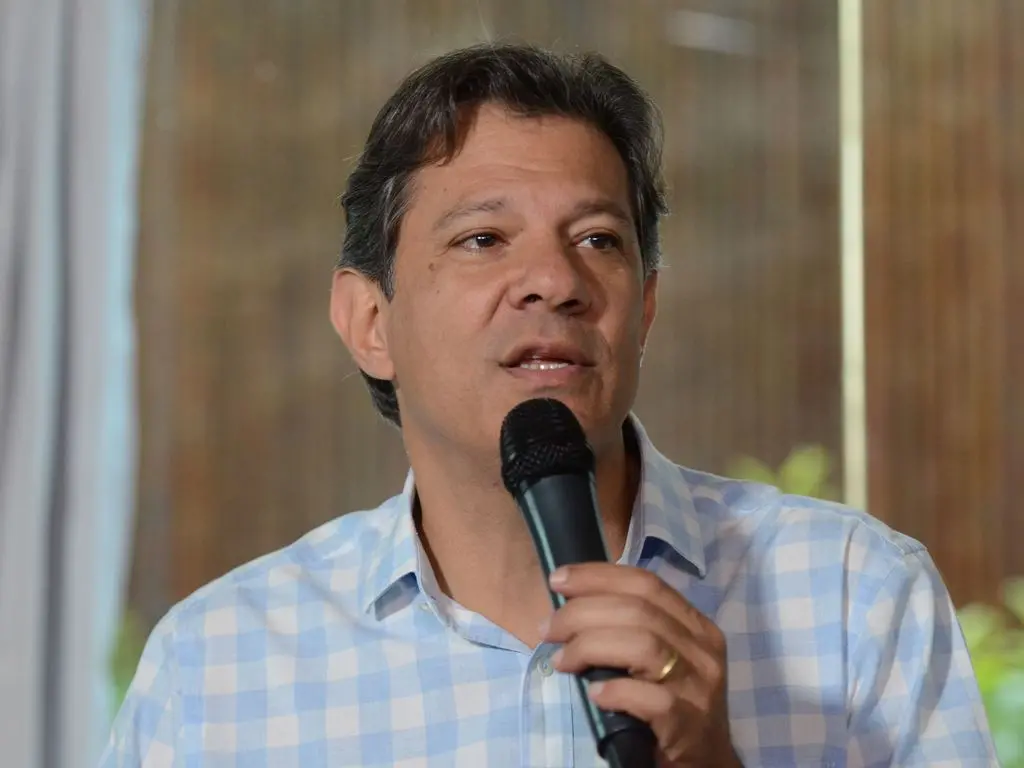 Imagem da notícia: Haddad diz a banqueiros que Lula dará 'prioridade total' à aprovação da reforma tributária