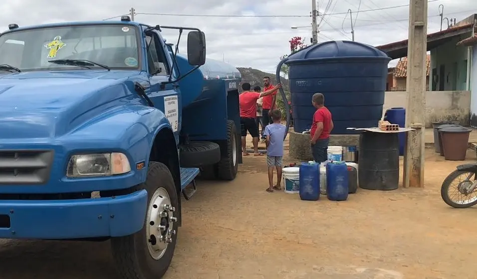 Imagem da notícia: Falta de carros-pipa prejudica 25 mil cearenses em 5 cidades; ‘é pouca água e muito cara’
