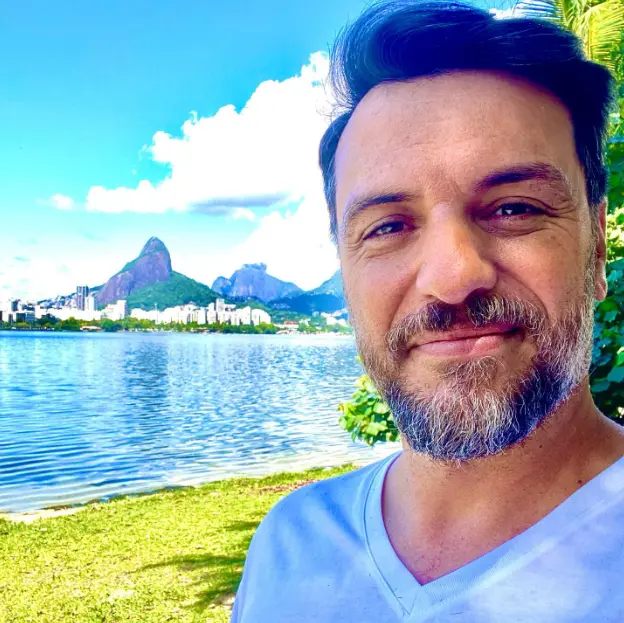 Imagem da notícia: Rodrigo Lombardi chega de cadeira de rodas em hospital após dores na coluna
