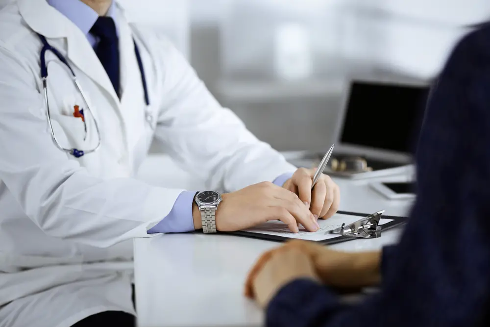 Médico em consultório médico conversando com paciente