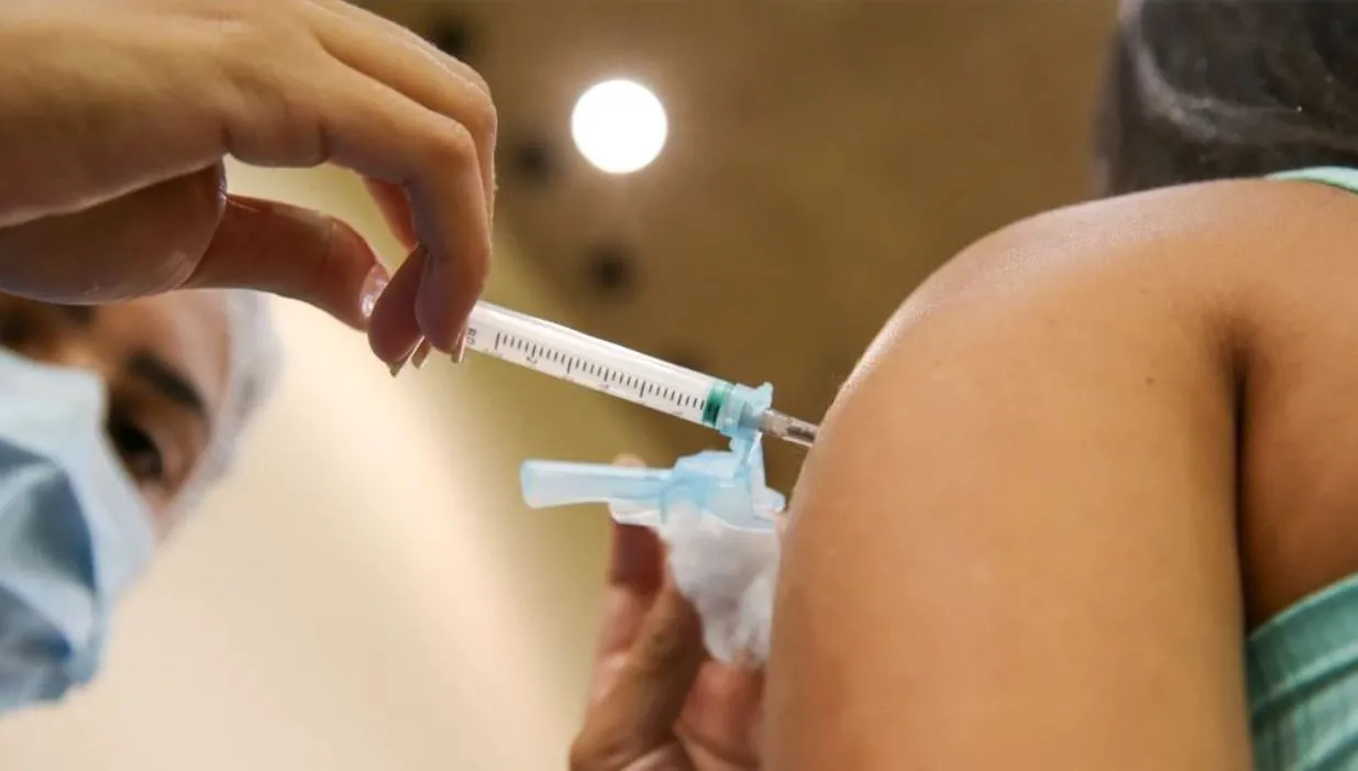 Grande parte da população ainda não retornou aos pontos de vacinação para tomar a 4ª dose da vacina e estão menos protegidas nesse cenário