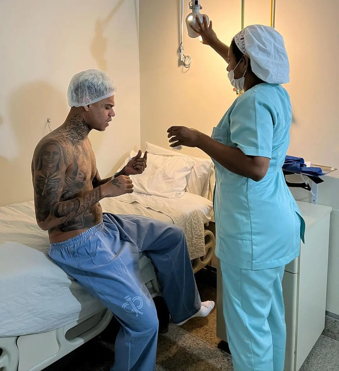Imagem da notícia: MC Cabelinho toma anestesia geral para fazer tatuagem nas costas 