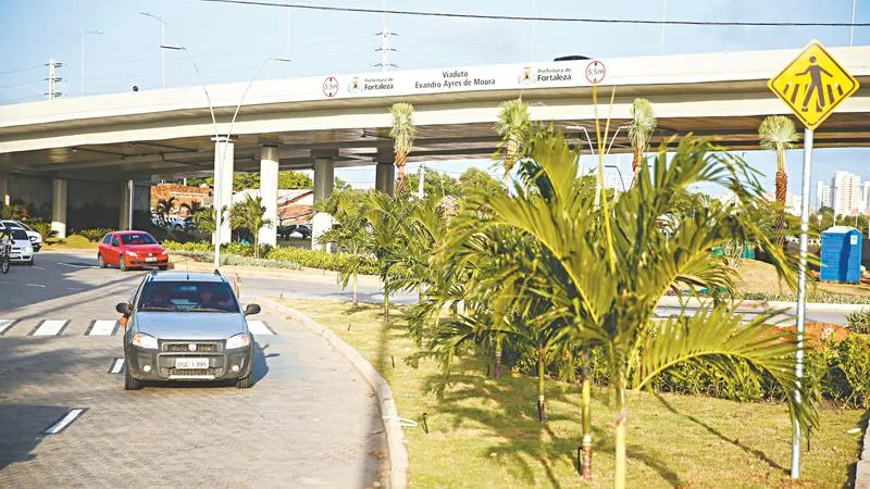 O eixo Via Expressa/Raul Barbosa ganhou nove pontos de travessias seguras para pedestres e projeto paisagístico, com o plantio de árvores, arbustos, além de gramado com sistema de irrigação.