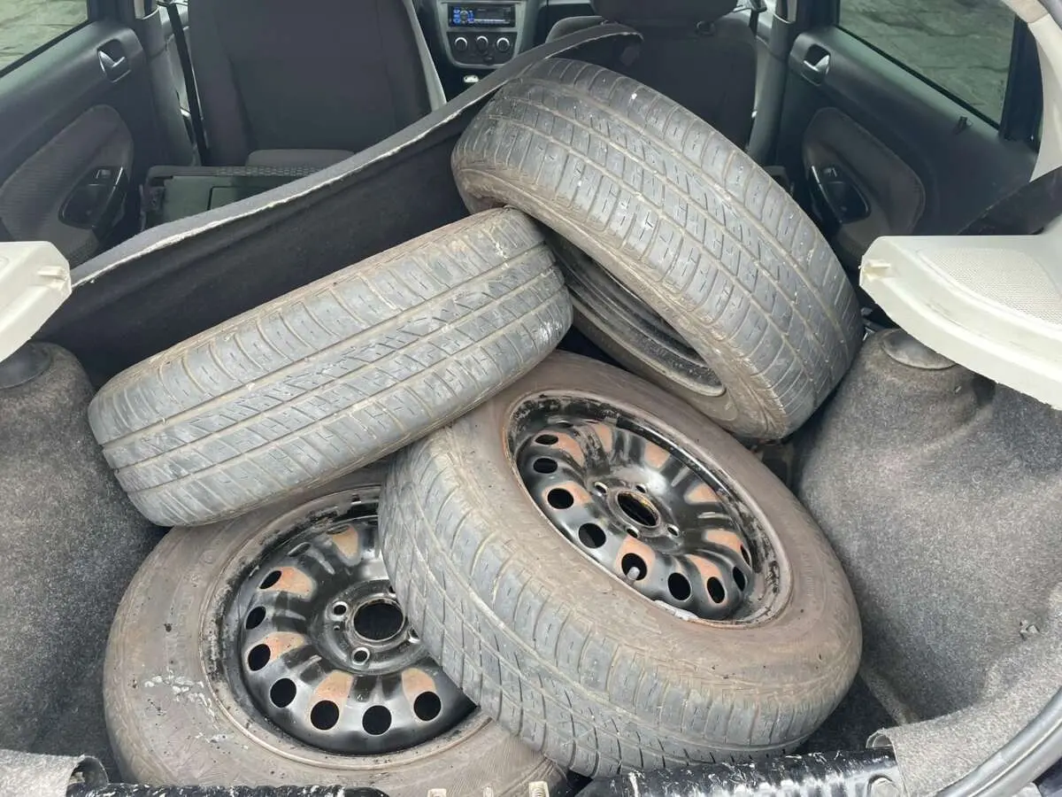 Imagem da notícia: Grupo suspeito de furtar pneus de carro oficial do Detran-CE e outros veículos é preso em Fortaleza