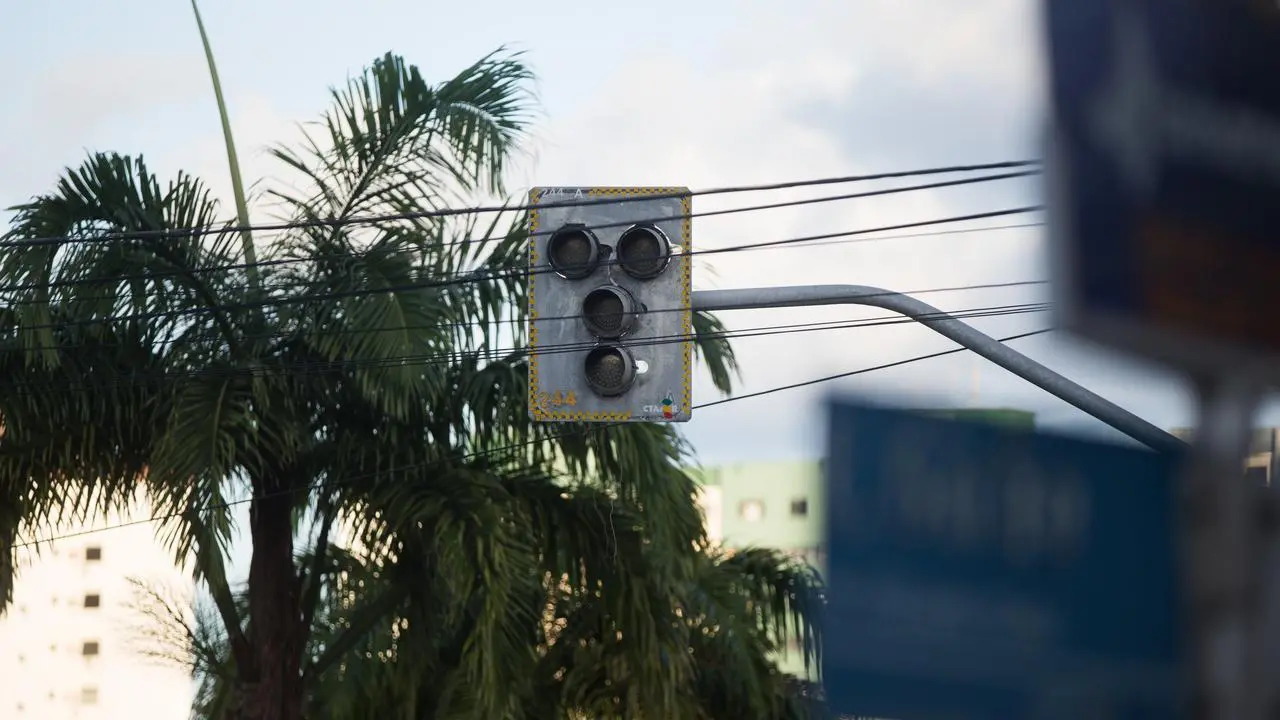 Imagem da notícia: Fortaleza registra mais de mil furtos de cabos de semáforos este ano; prejuízo é de R$ 2,1 mi