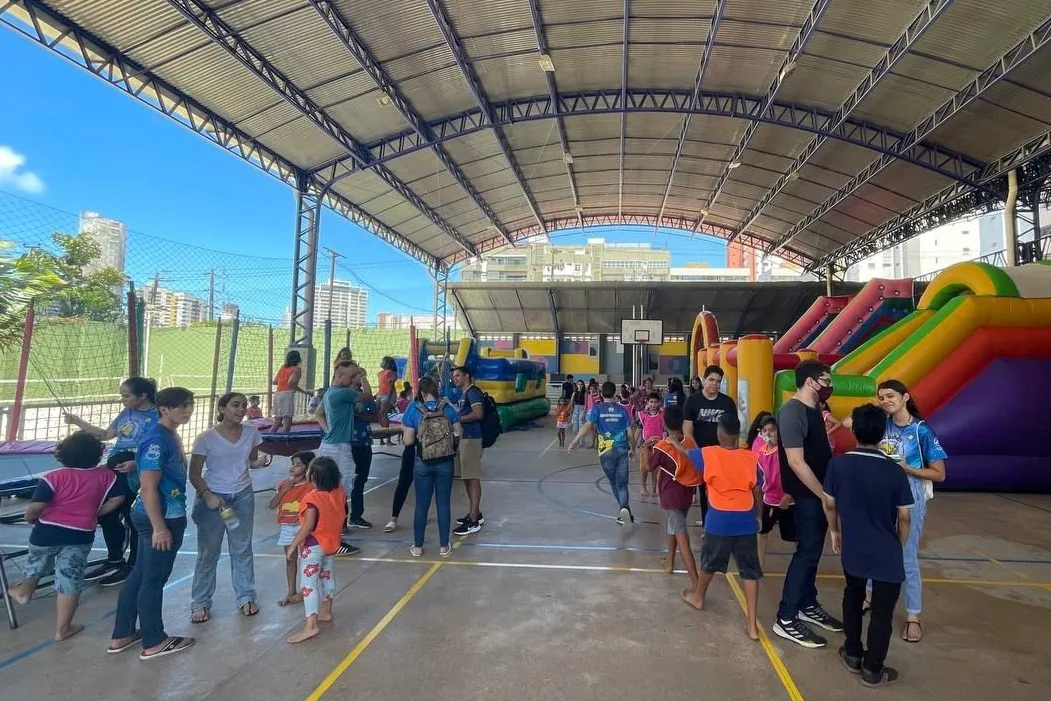 Voluntários auxiliam na condução das brincadeiras e refeições na unidade