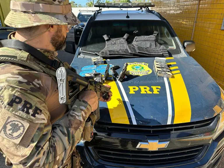Imagem da notícia: Passageira é presa em ônibus interestadual transportando armas e munições em Caucaia