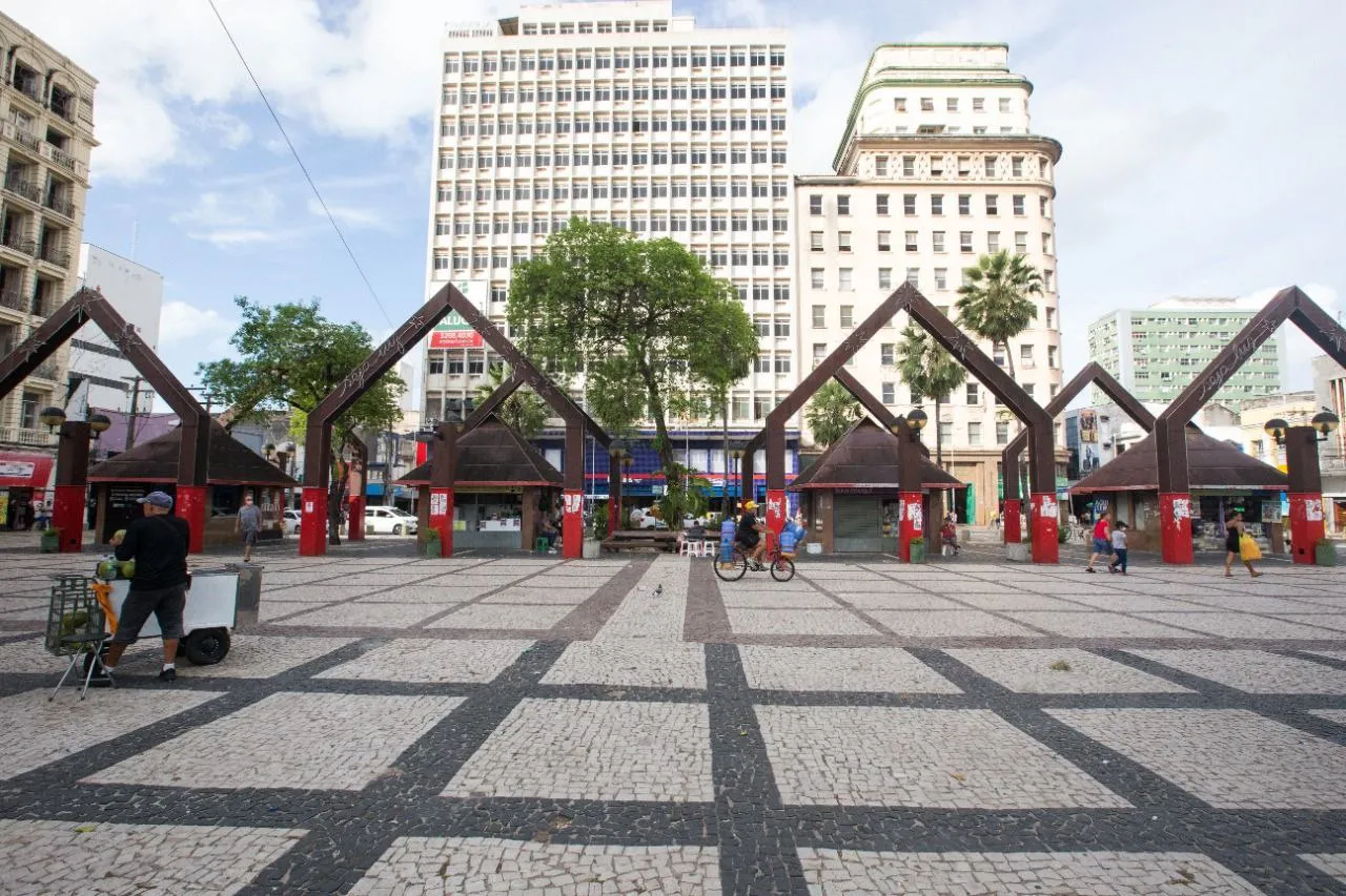 Espaço da Praça do Ferreira onde já foi o Café Java agora é preenchido por bancos e quiosques