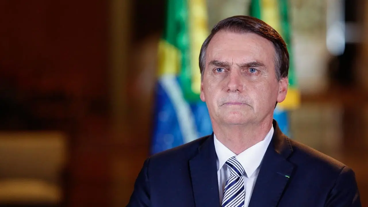 Imagem da notícia: Carlos posta foto da perna de Bolsonaro com erisipela e diz que o pai se recupera bem 
