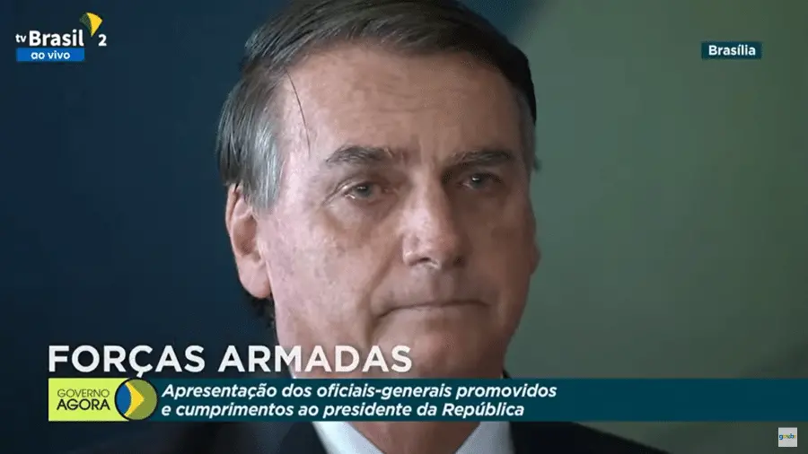 Imagem da notícia: Bolsonaro chora ao lado de Michelle em cerimônia das Forças Armadas