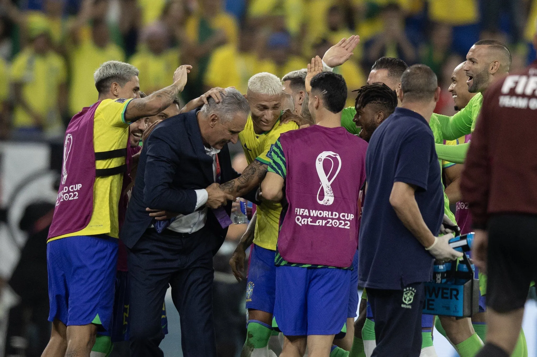 Jogadores do Brasil comemoraram os gols marcados contra a Coreia do Sul nesta segunda-feira (5) com o técnico Tite
