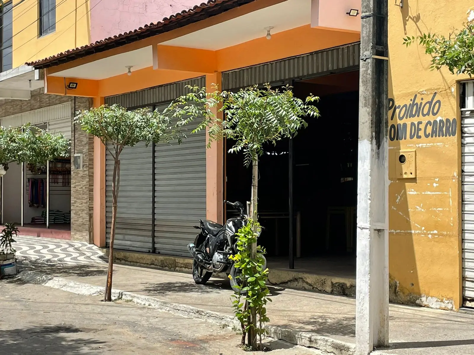 Imagem da notícia: Pai e filho são assassinados a tiros em bar no Centro de Groaíras