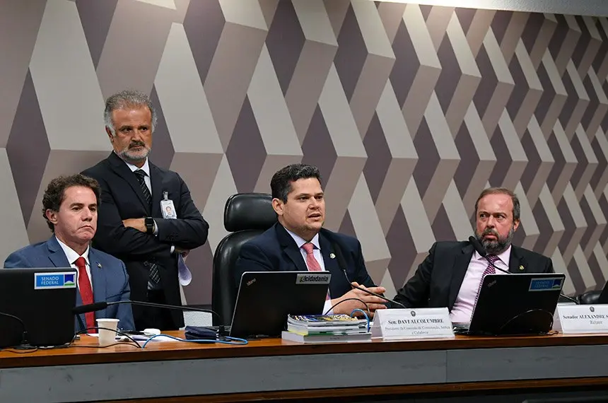 Imagem da notícia: PEC da Transição, que amplia teto de gastos para R$ 145 bilhões em 2 anos, é aprovada na CCJ 