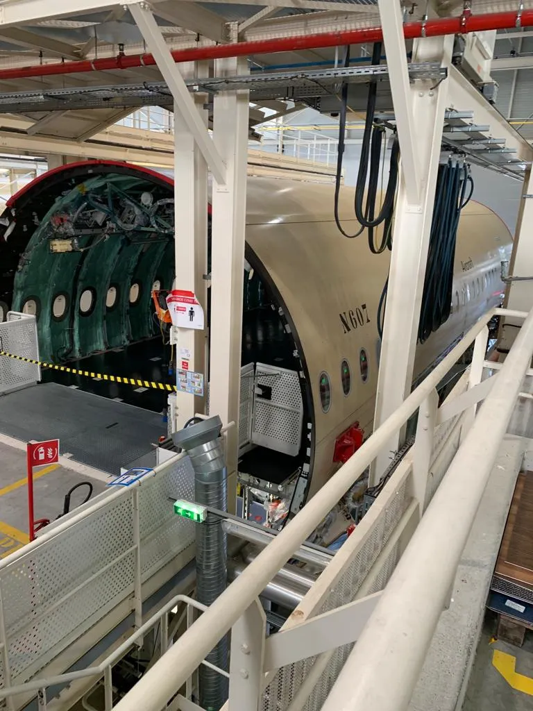 Cor amarela clara indicando a utilização de materiais compósitos, seção de fuselagem número 607