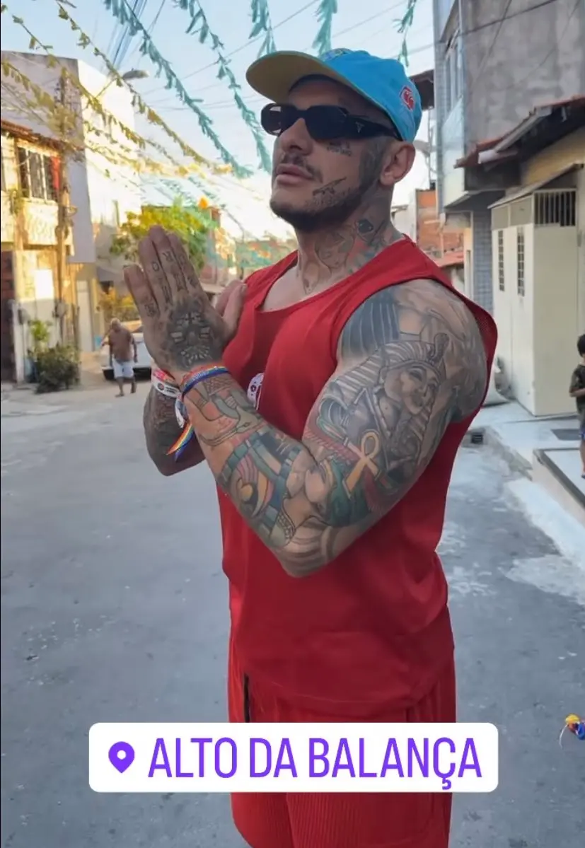 Imagem da notícia: Influencer Toguro visita bairro Aerolândia, em Fortaleza, durante Farofa da Gkay