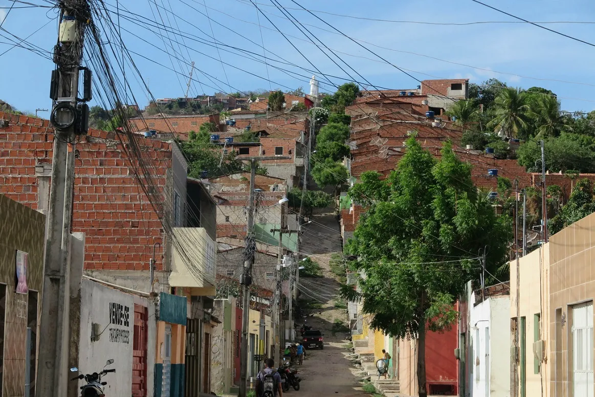 Ocupações em encostas, como esta em Juazeiro do Norte, preocupam pela possibilidade de deslizamentos