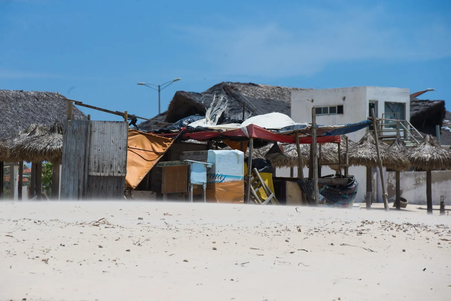 Diante da falta de moradia, até mesmo a areia da Praia do Futuro se torna solo de habitação em Fortaleza