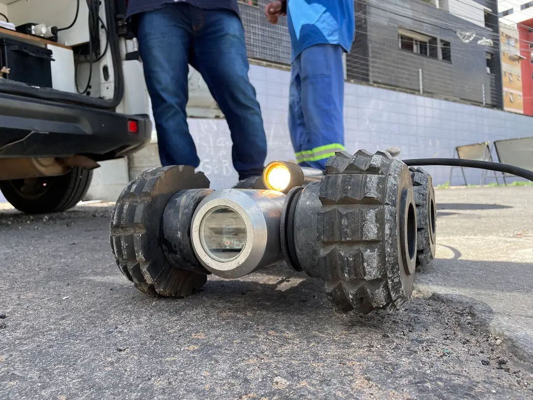 Imagem da notícia: Robô evita que mais de 180 toneladas de lixo da rede de drenagem de Fortaleza cheguem ao mar