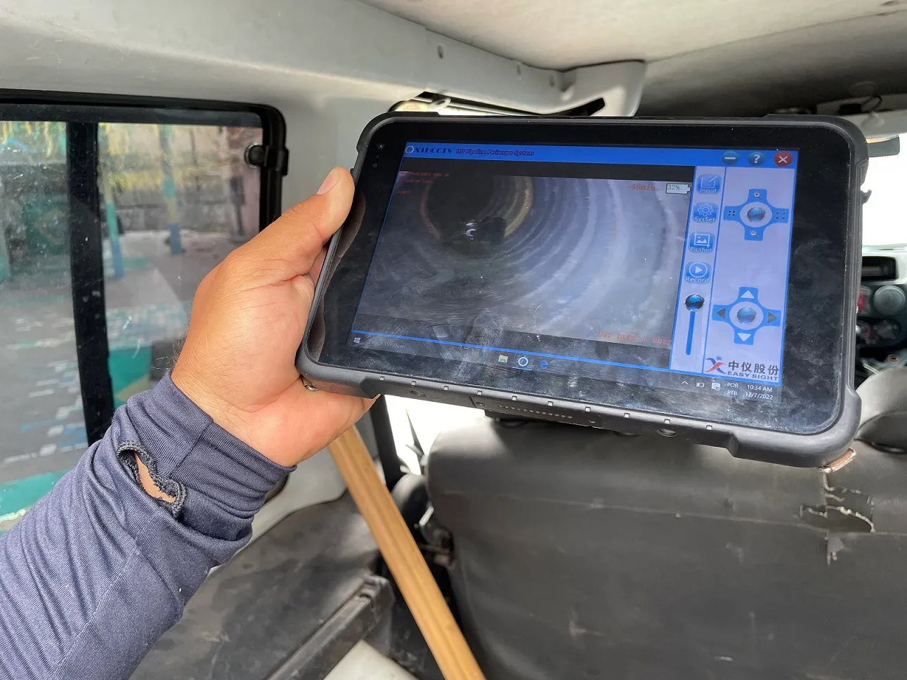 Técnico de inspeção avalia percurso do robô com ajuda de câmera superzoom