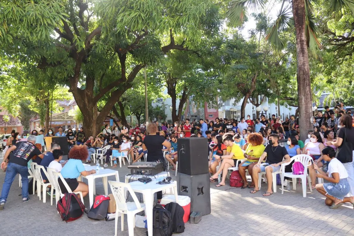 Imagem da notícia: Comunidade universitária da UFC realiza plenária para discutir ações contra bloqueios de verbas 