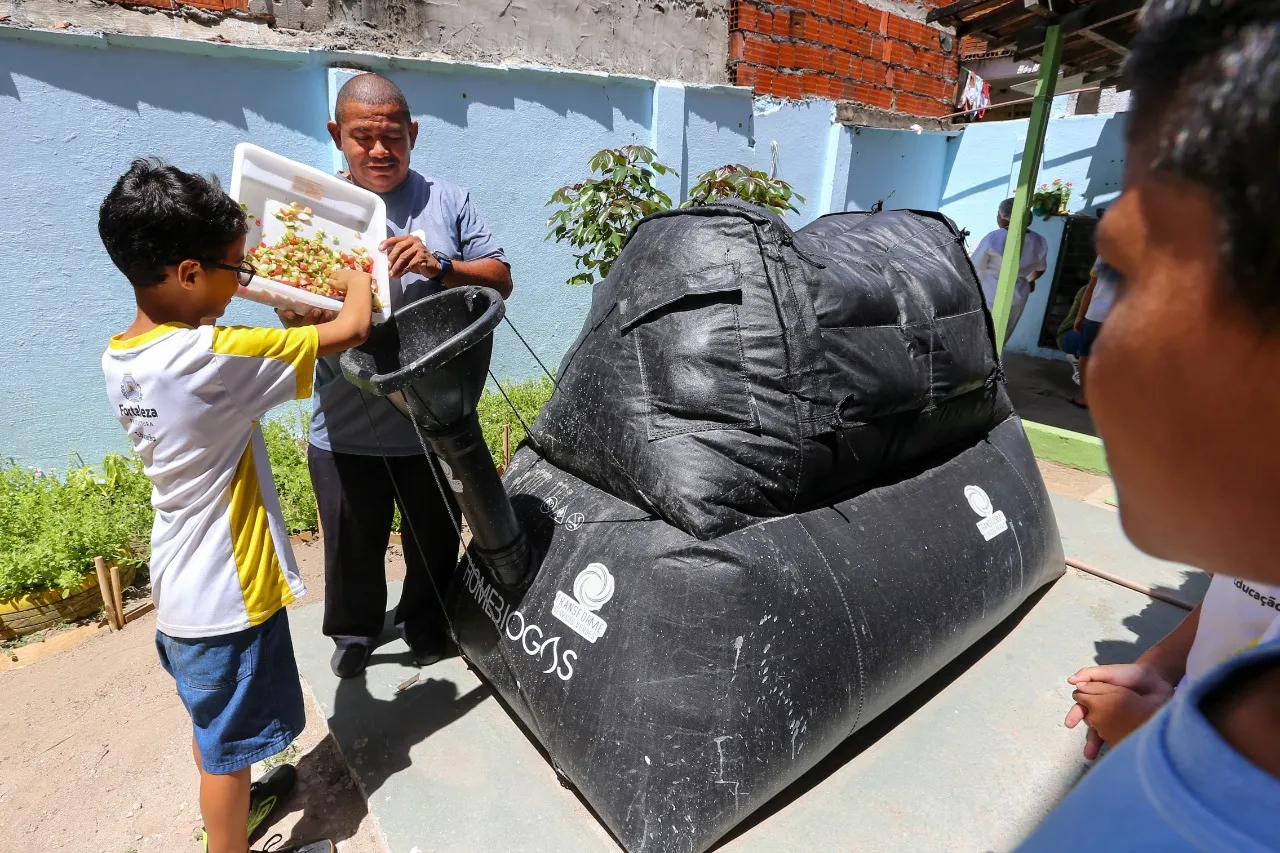 Os pequenos ajudam no processo de reciclagem e aprendem sobre meio ambiente