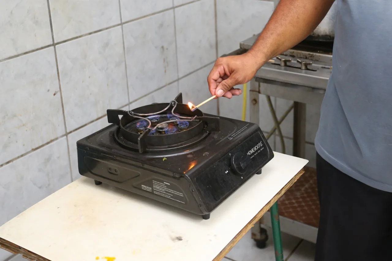 Gás produzido na própria escola consegue manter fogo aceso por até 3 horas