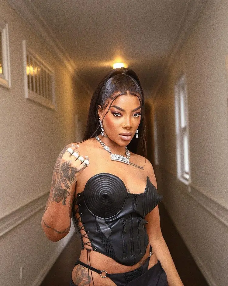 Imagem da notícia: Ludmilla interrompe show após ser agredida: 'se ele não sair da festa, não volto pra cantar'