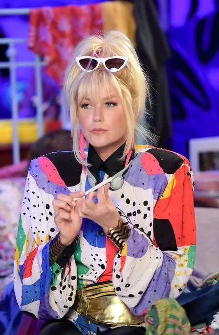 Xuxa dá vida a nomes icônicos da época, como Boy George, She-Ra, Madonna, Cindy Lauper e até Angélica.