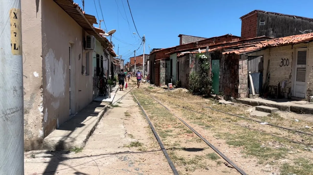Carregando cimento ou trigo, o trem costuma passar em pelo menos três horários: 6h da manhã, ao meio-dia e ao fim da tarde, geralmente 17h