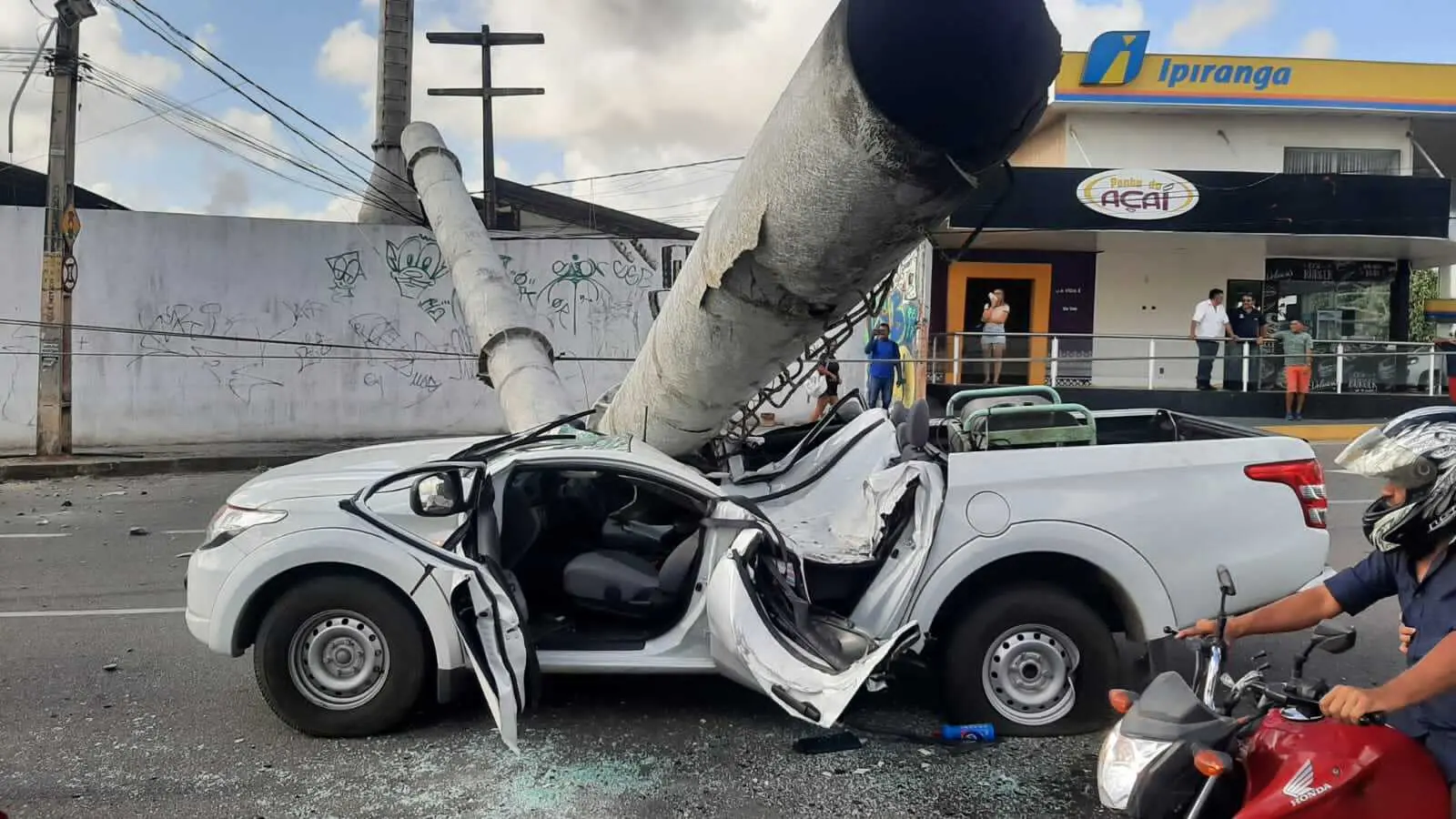 Imagem da notícia: Chaminé cai sobre carro na Avenida Paulino Rocha, em Fortaleza