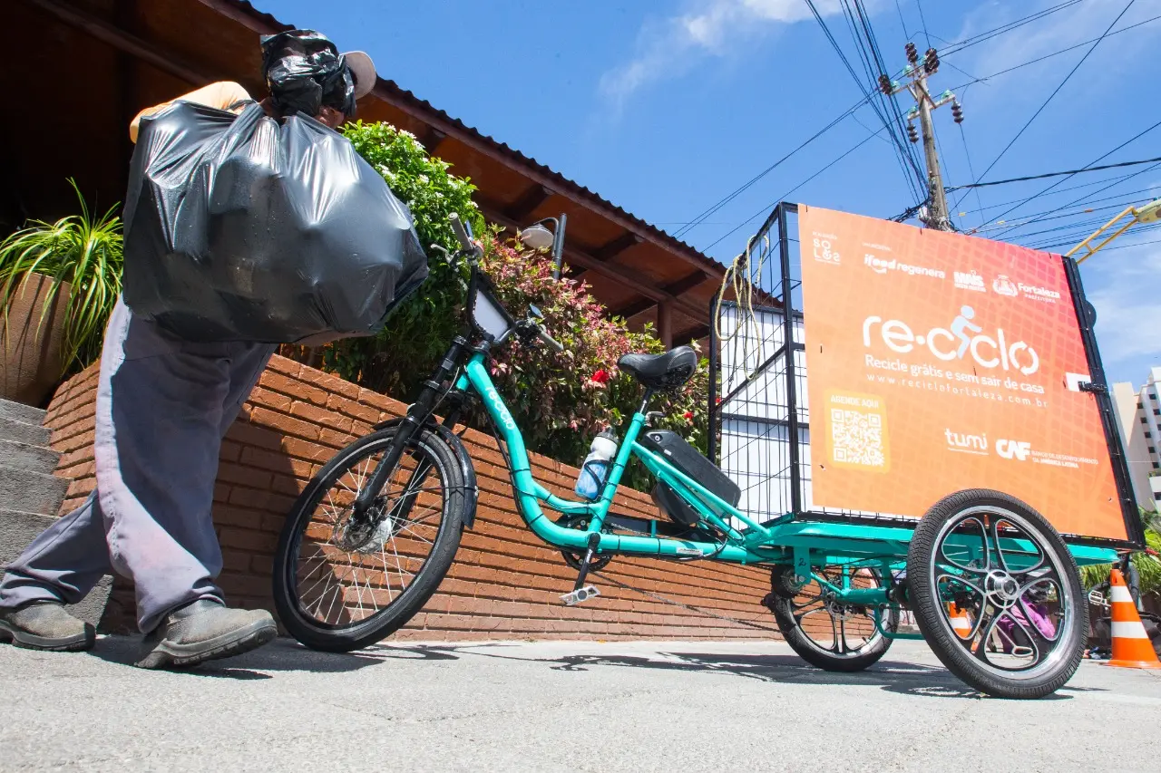 Imagem da notícia: Lixo por app: triciclos elétricos coletam toneladas de recicláveis porta a porta em Fortaleza