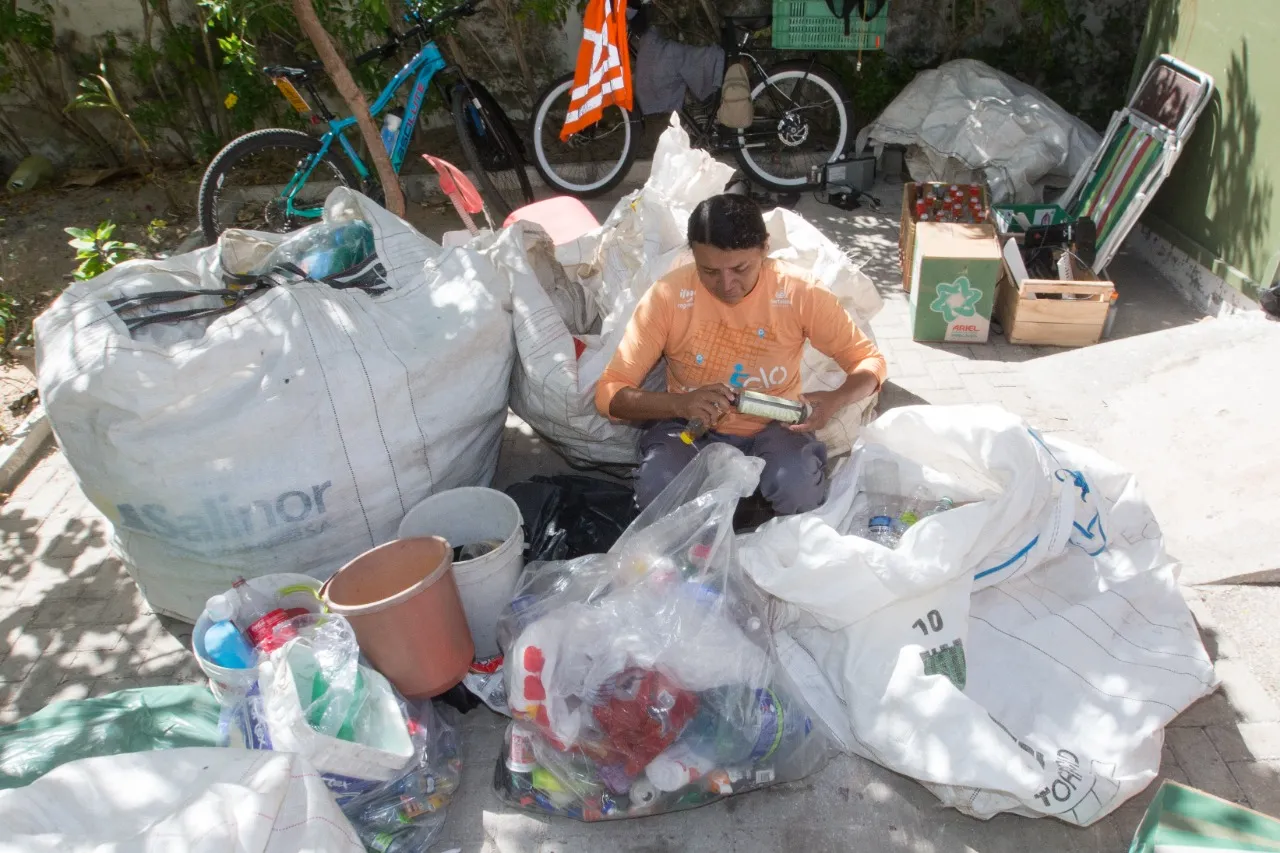 Marcilene separa resíduos por tipo, uma das etapas mais importantes para envio à reciclagem