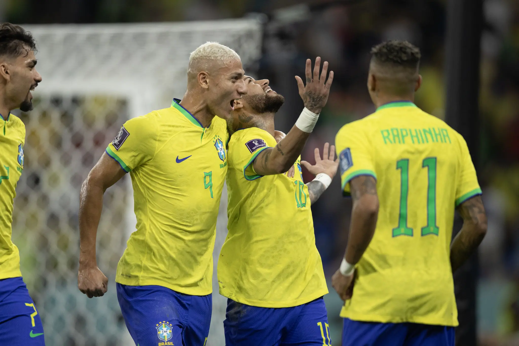 Imagem da notícia: Richarlison tatua rostos de Ronaldo e Neymar e mensagem para Pelé nas costas; veja foto