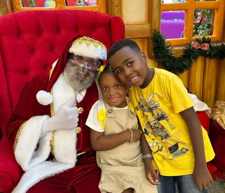 Imagem da notícia: Criança se emociona após encontrar Papai Noel negro em shopping: 'da minha cor'