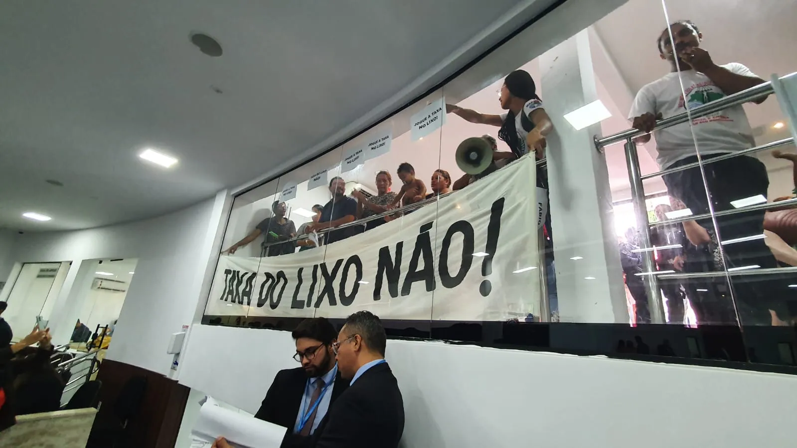 Houve princípio de tumulto, mas o acesso às galerias acabou sendo liberado, embora de forma limitada