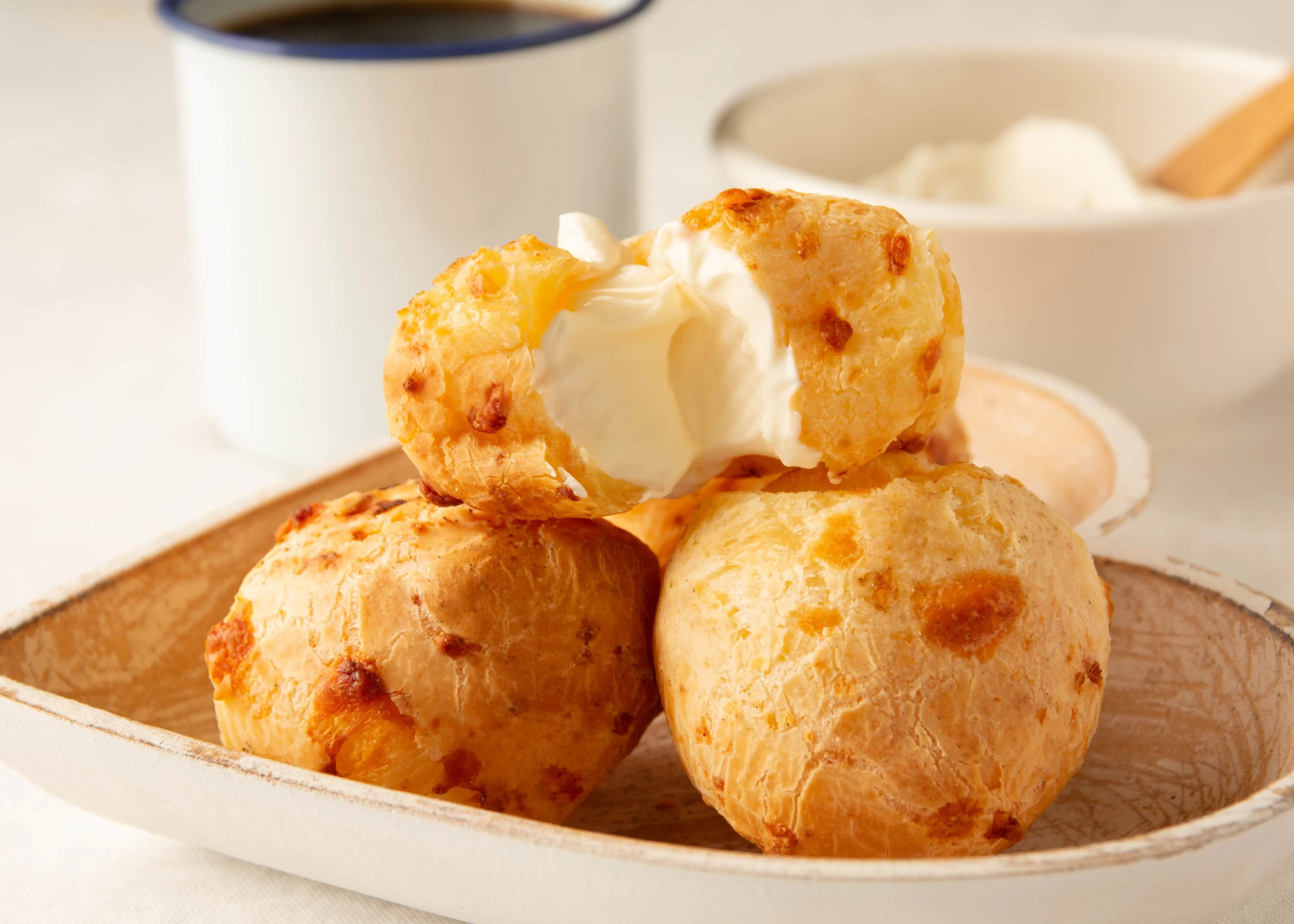 Pão de queijo é um alimento crocante por fora e cremoso por dentro