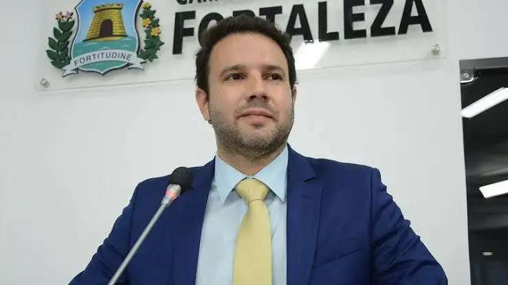 Imagem da notícia: Em meio a discussão da taxa do lixo, vice-liderança da Prefeitura passa por mudança na Câmara