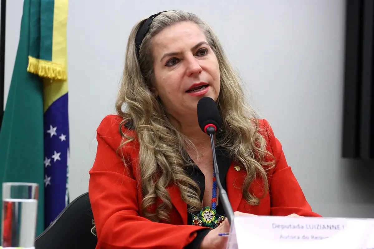 Imagem da notícia: Luizianne Lins critica criação de taxa do lixo em Fortaleza: 'contra a vontade do povo'
