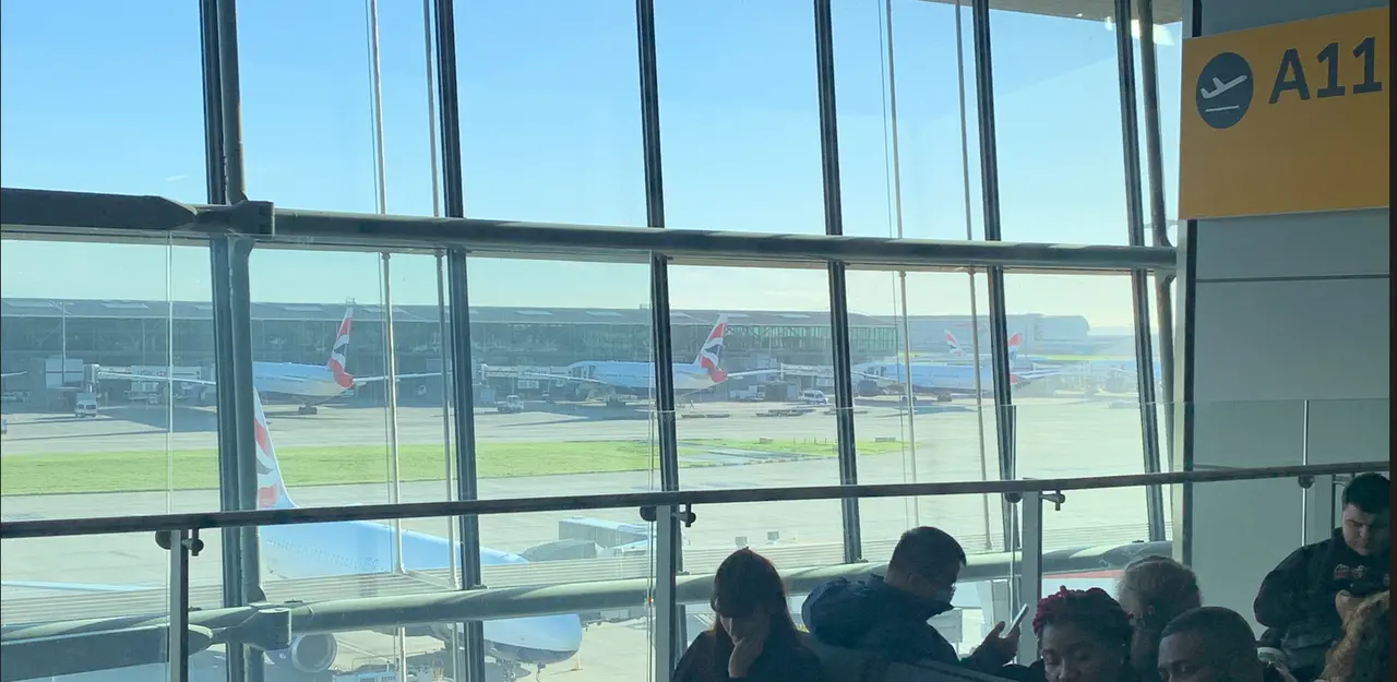 Imagem da notícia: Túneis em aeroporto, ‘congestionamento’ de aviões e geleiras: a jornada entre Londres e Orlando