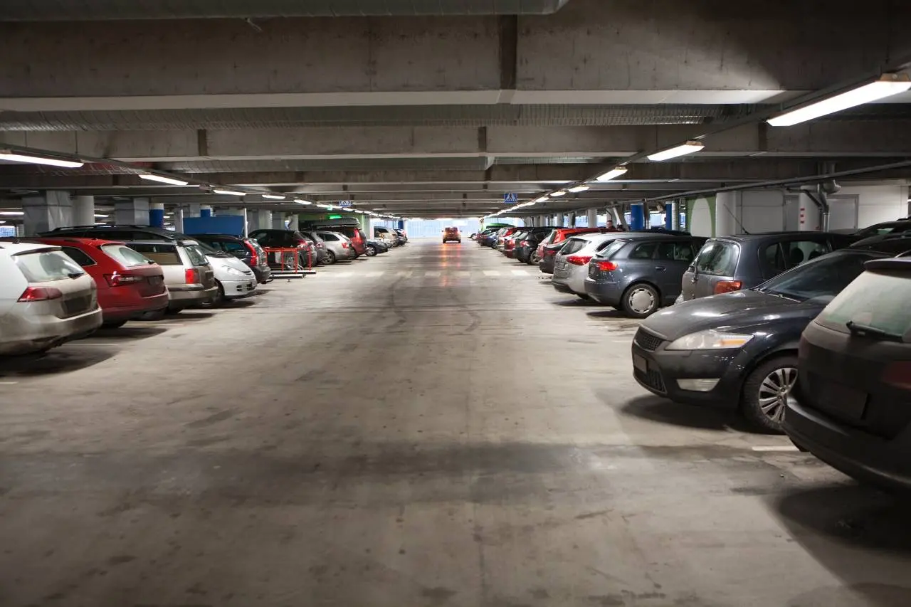 Imagem da notícia: Shopping pode cobrar estacionamento de quem trabalha nas lojas; entenda decisão do TST